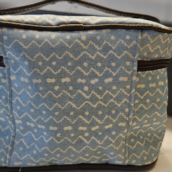 Estee Lauder Light Blue Zigzag Cosmetic Bag - Picture 2 of 8